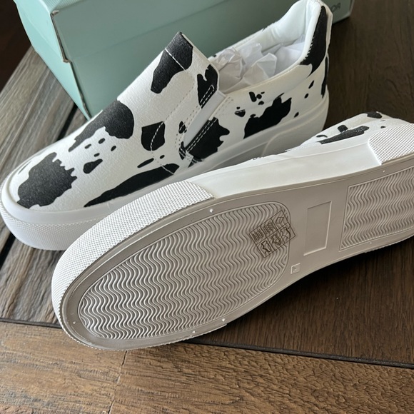 NWT BLACK & WHITE CANVAS COW PRINT SLIP ON SNEAKERS SIZE 7 - Picture 8 of 16
